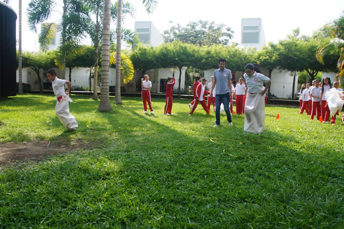 Estudiantes del Colegio Bilingüe Guillermo Ponce de León Levapan jugando